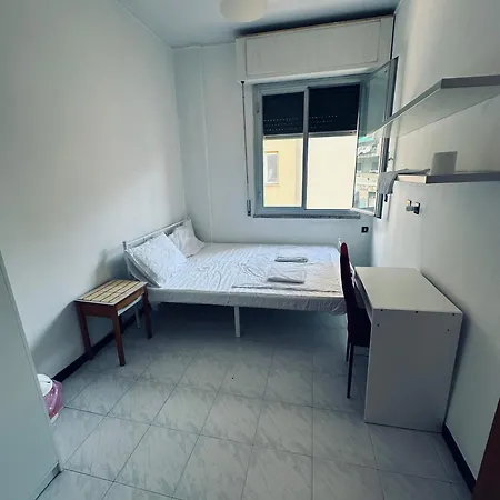 Double And Triple Near Principe Station Shared Bathroom Oda ve Kahvaltı 3*